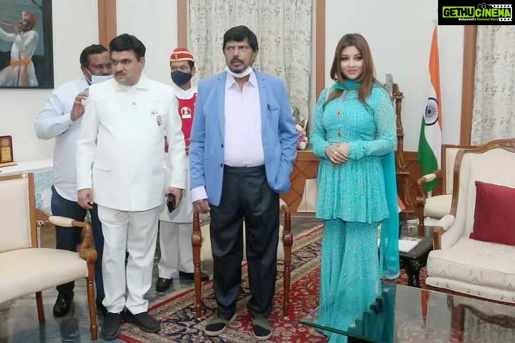 Payal Ghosh Instagram - A Quick visit to @rajbhavanmaharashtra Raj Bhavan