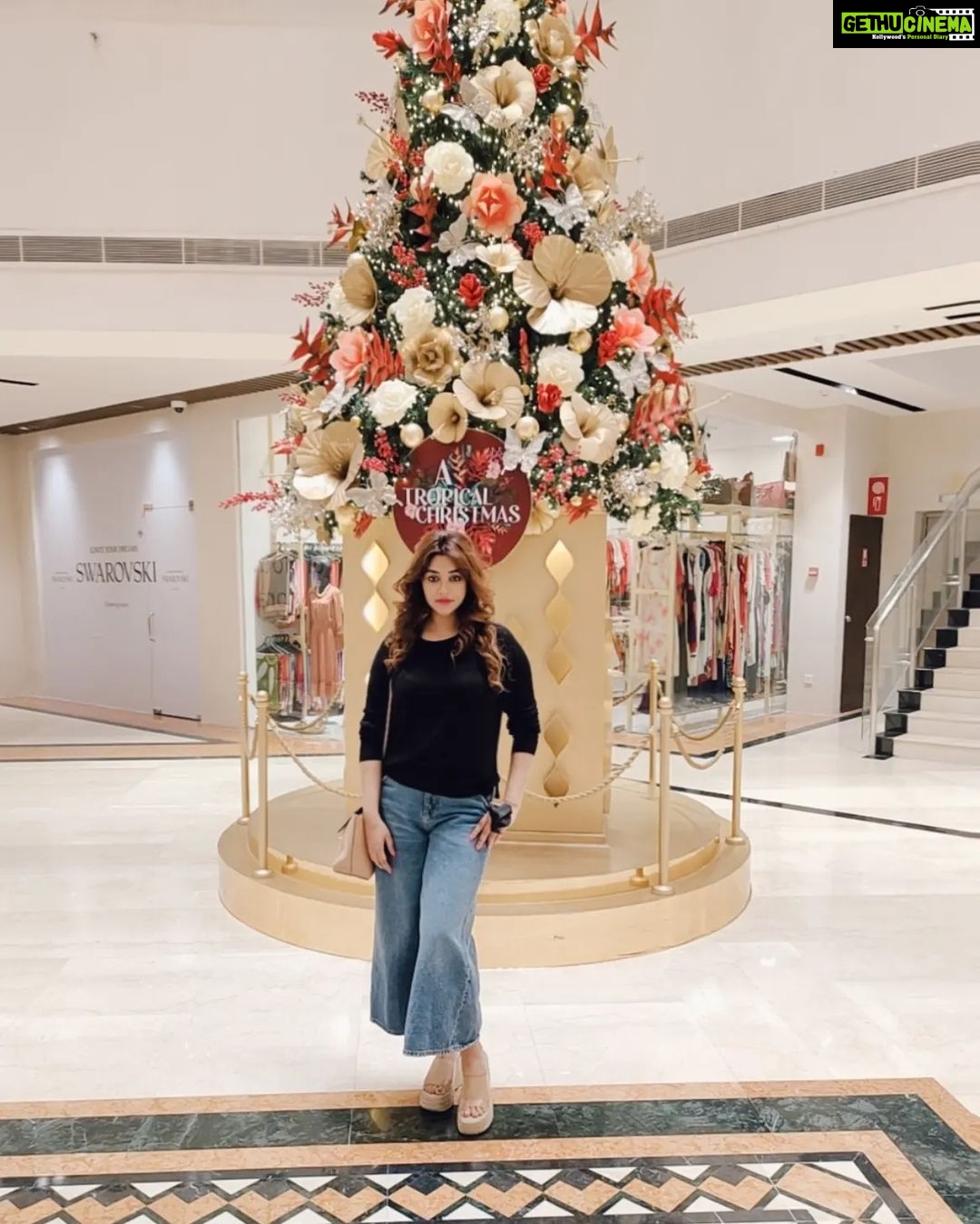 Payal Ghosh Instagram - In and Around #colombo #traveldiaries #traveler #newyear #2022 #srilanka 🖤✨ Cinnamon Lakeside