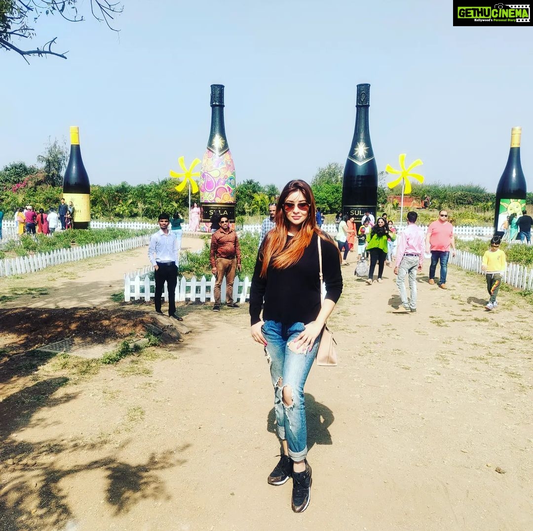 Payal Ghosh Instagram - Hehe look who's at the Vineyard,,,,😉🤭😂😂♥️♥️ #sulavineyards #nashik #holiday #newyear Sula Vineyards