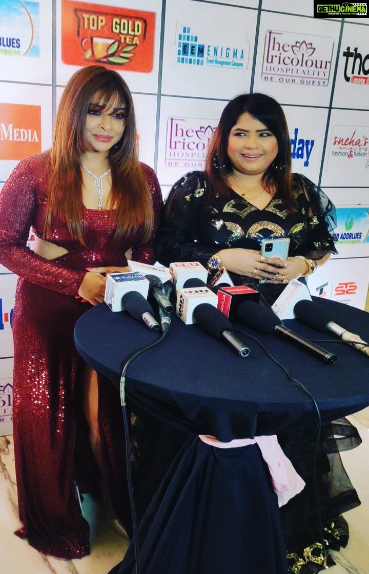 Payal Ghosh Instagram - DADASAHEB PHALKE FASHION AND STYLE AWARDS ,.... @snehagogai Hahaha kahi aur chali jati hai phir main bulati hu... Lol.. I'm always there for my friends..kahin nahi jaungi ♥️😘 #dadasahebphalkeaward #snehagogai Sahara Star