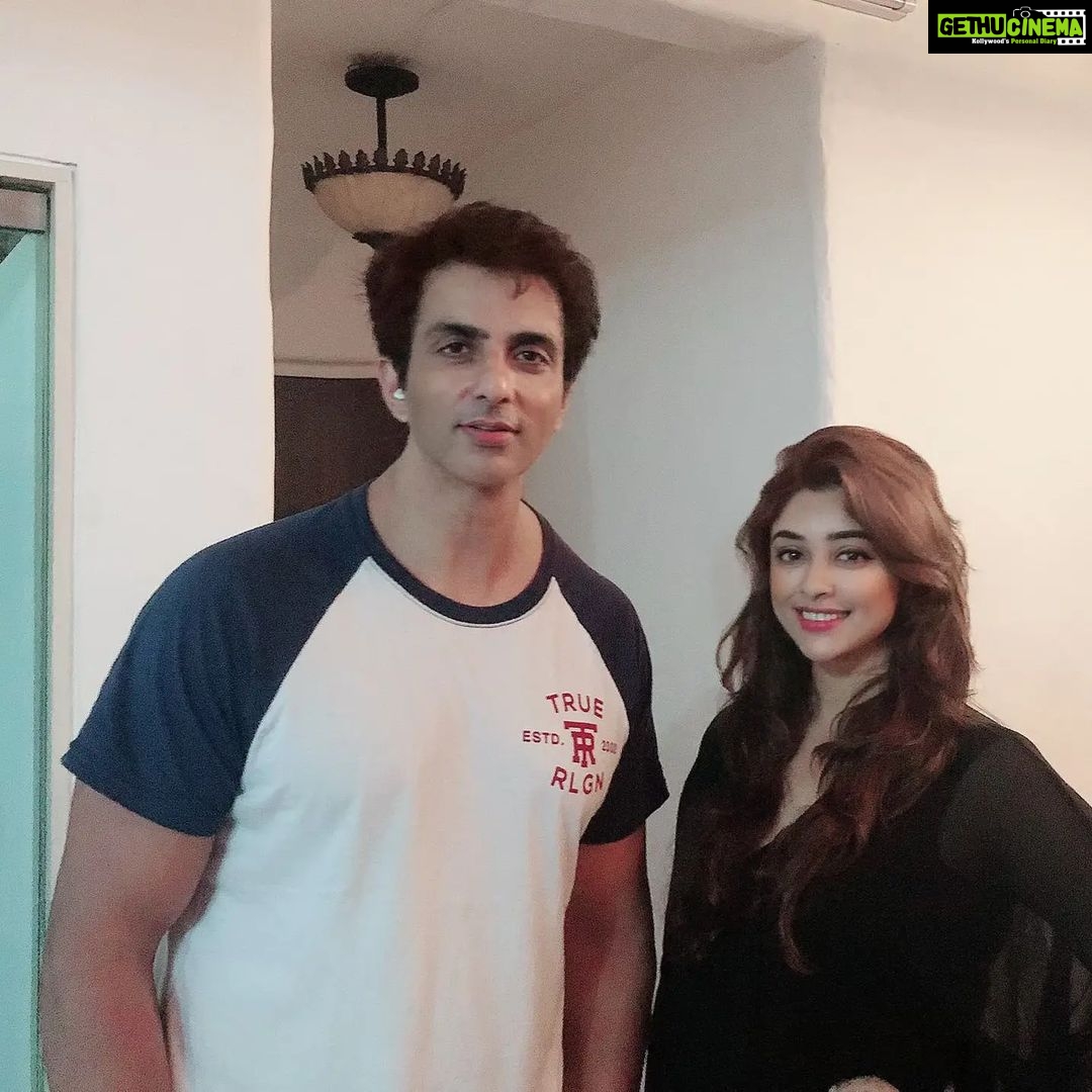 Payal Ghosh Instagram - The Super Hero... Gladly my neighbour and then as I know him for last 10 years..never knew..he will evolve to this..♥️♥️ #sonusood #socialactivism