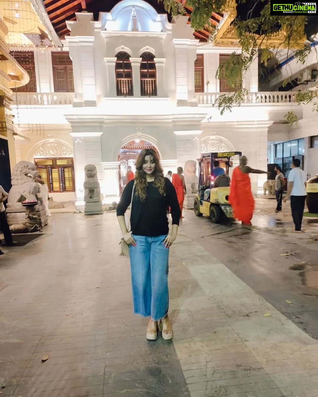 Payal Ghosh Instagram - In and Around #colombo #traveldiaries #traveler #newyear #2022 #srilanka 🖤✨ Cinnamon Lakeside