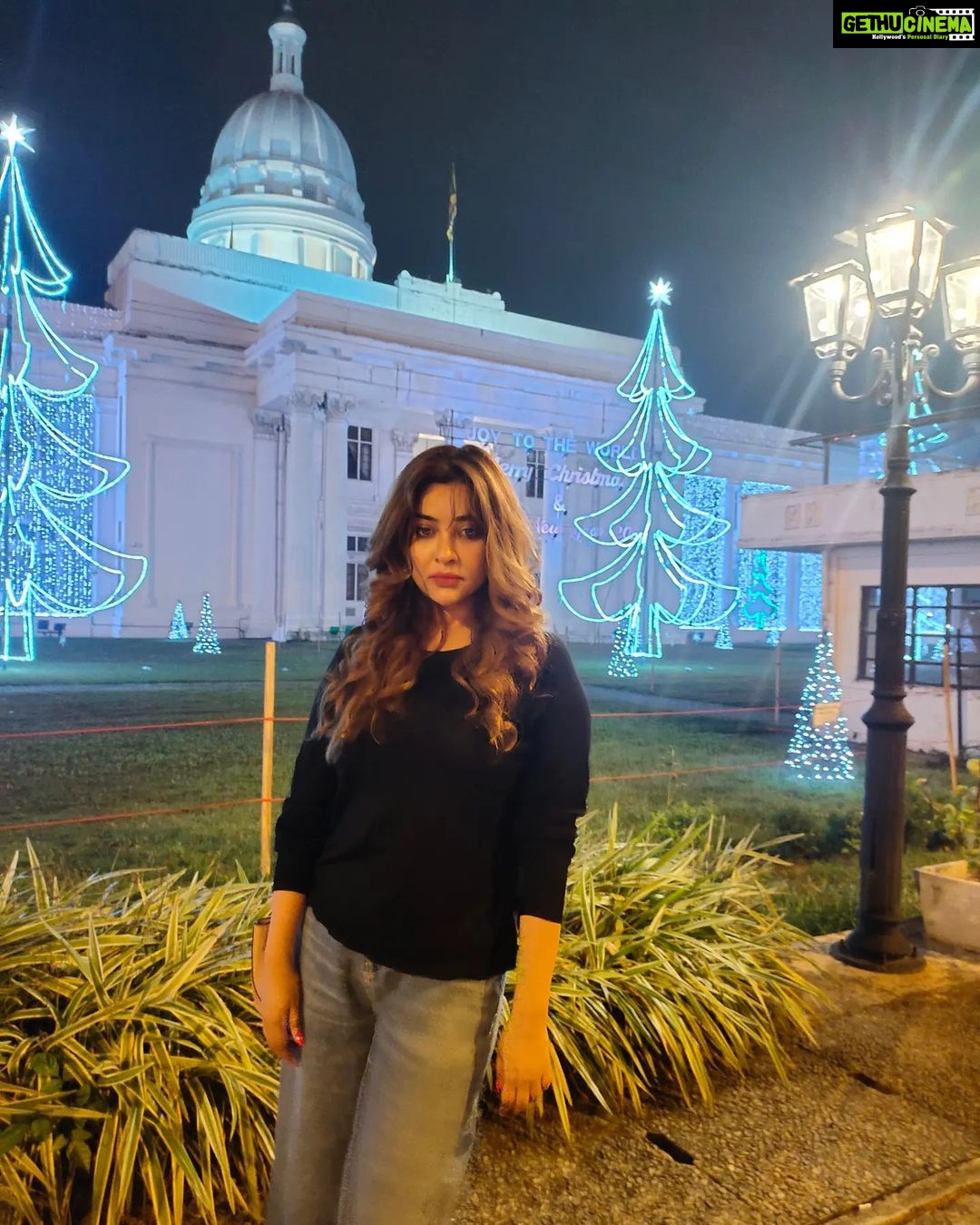 Payal Ghosh Instagram - In and Around #colombo #traveldiaries #traveler #newyear #2022 #srilanka 🖤✨ Cinnamon Lakeside
