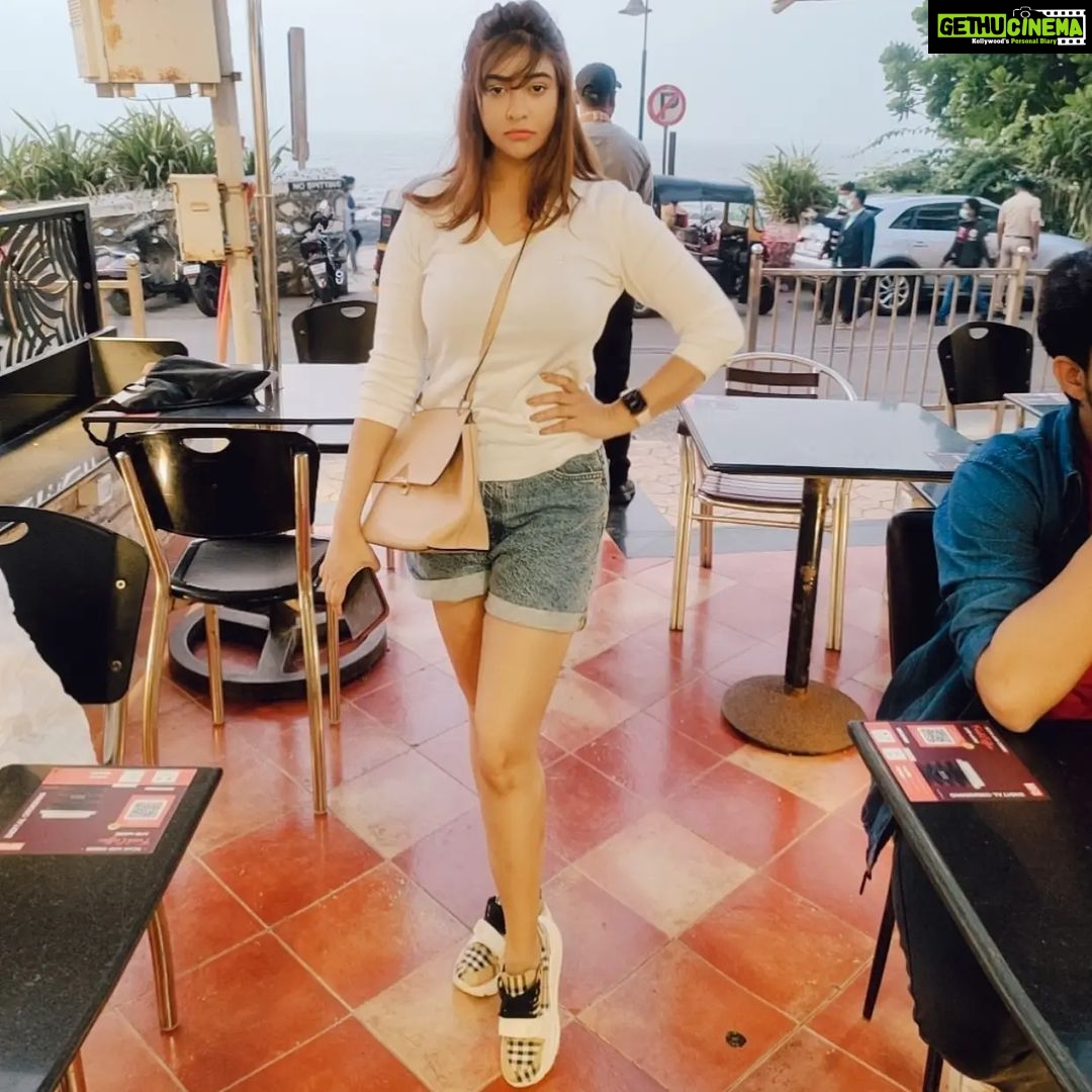 Payal Ghosh Instagram - Cool Sea Breeze and my Coffee .... Loving It... #mumbai #winterfeels #bandstand #happiness #love #coffee 🖤💫 Bandra Band Stand