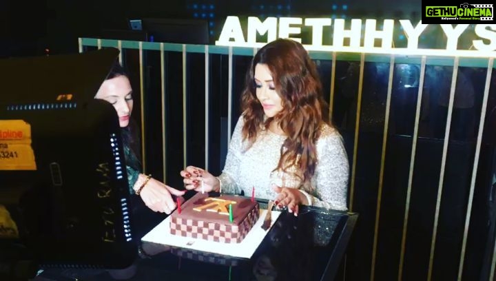 Payal Ghosh Instagram - Thank you @amethhyyst for hosting my Birthday party @namita_rajhans_ @lathiwalatasneem , thank you Media for making it so special. #birthdaygirl #birthdayparty #funtimes #love 🖤🖤 #mumbai