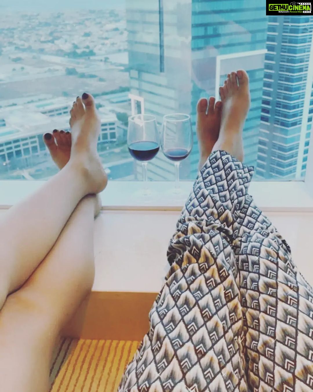 Payal Ghosh Instagram - Work make you meet New people and then they become a good friend in no time.. . #payalghosh #maestro #friendshipgoals 🖤🖤 JW Marriott world Tallest hotel dubai