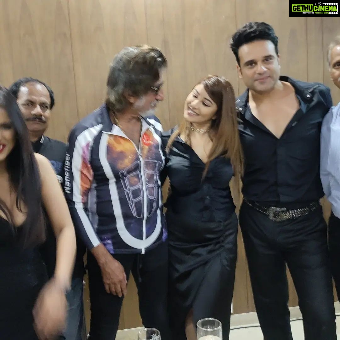 Payal Ghosh Instagram - Madness continues...... #payalghosh #krushnaabhishek #shaktikapoor The film Red #Red
