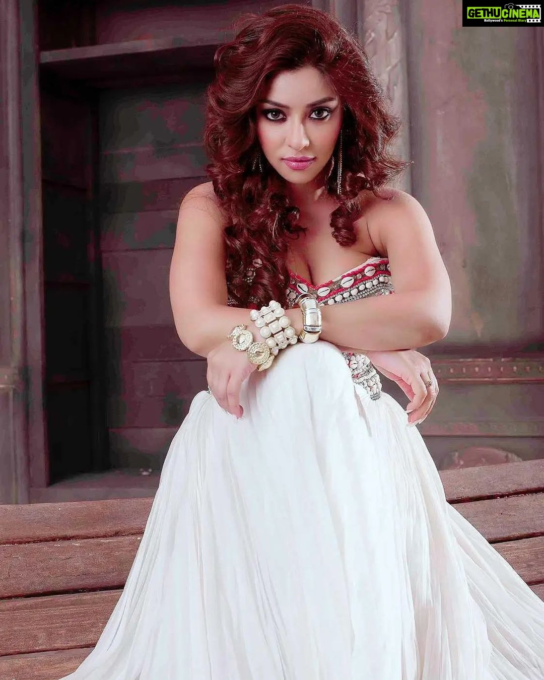 Payal Ghosh Instagram - Once you accept your flaws, nobody can use them against you, You will be Perfect in your Imperfections ... 🖤🖤 #live #laugh #love