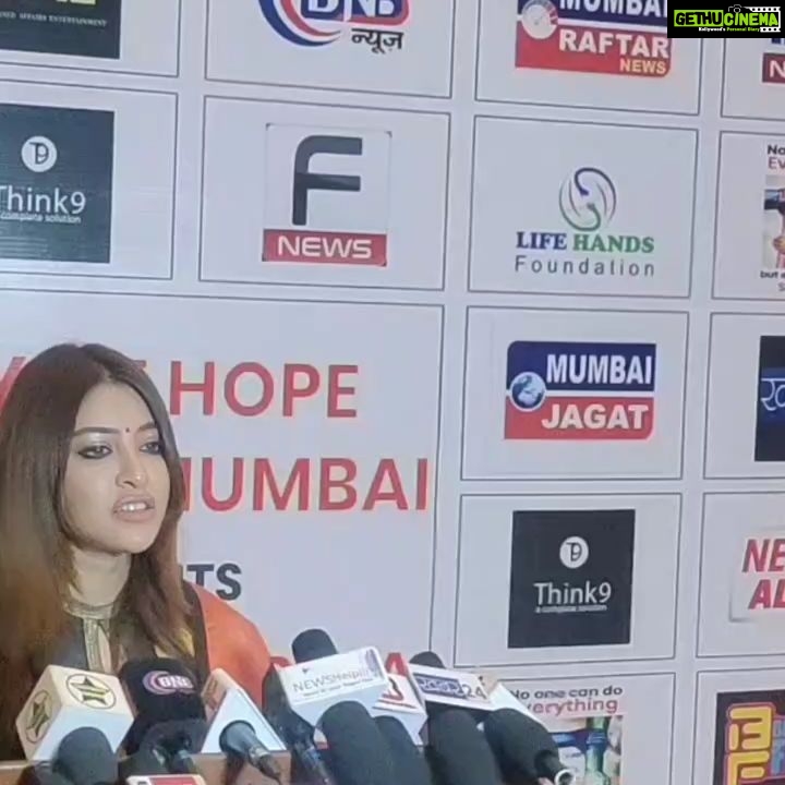 Payal Ghosh Instagram - Thanks to Ray of Hope Foundation for the MOTHER TERESA award, and I appreciate you somuch that you are working relentlessly for the betterment of underprivileged children, which is absolutely my Zone, kids are future of India .