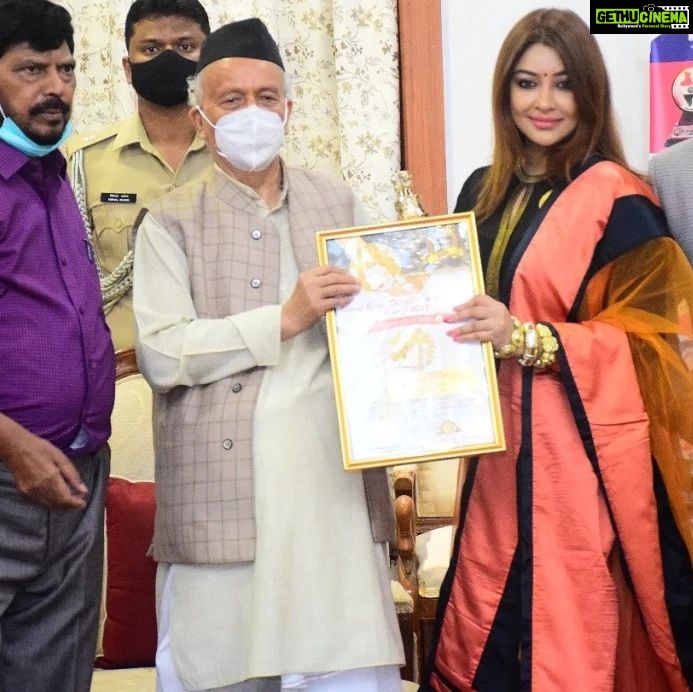 Payal Ghosh Instagram - Thank you so much to Honorable Governor Koshiyari ji for conferring the prestigious Bharat Ratna APJ Abdul Kalam award. It's an absolute pleasure and more importantly it is a responsibility.🙏🏼 Governor of Maharashtra