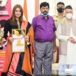Payal Ghosh Instagram - Thank you so much to Honorable Governor Koshiyari ji for conferring the prestigious Bharat Ratna APJ Abdul Kalam award. It's an absolute pleasure and more importantly it is a responsibility.🙏🏼 Governor of Maharashtra