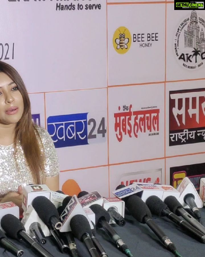Payal Ghosh Instagram - Thanks to Hope Mirror Foundation for the Social Welfare Award 🖤🖤 #onemorefeatherinthecap #love 🖤🖤