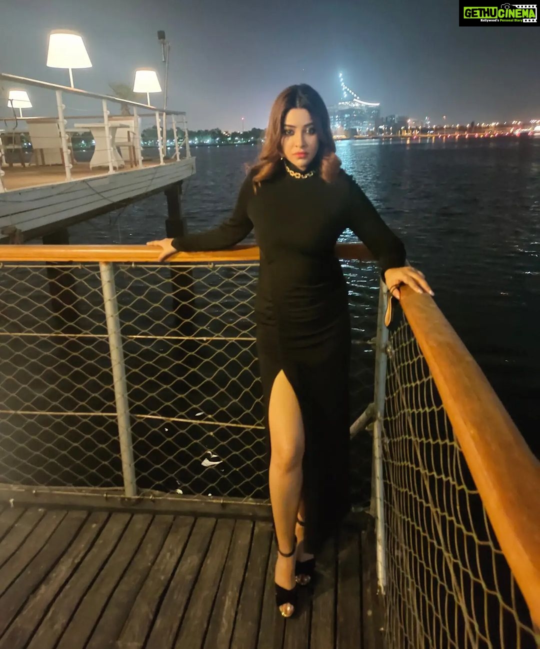 Payal Ghosh Instagram - I love #Dubai ,,, it's party time .... Black...black ...black..,🖤🖤 @qdsdubai .. #dubaidiaries #dubailove 🖤🖤 #blacklover 🖤🖤