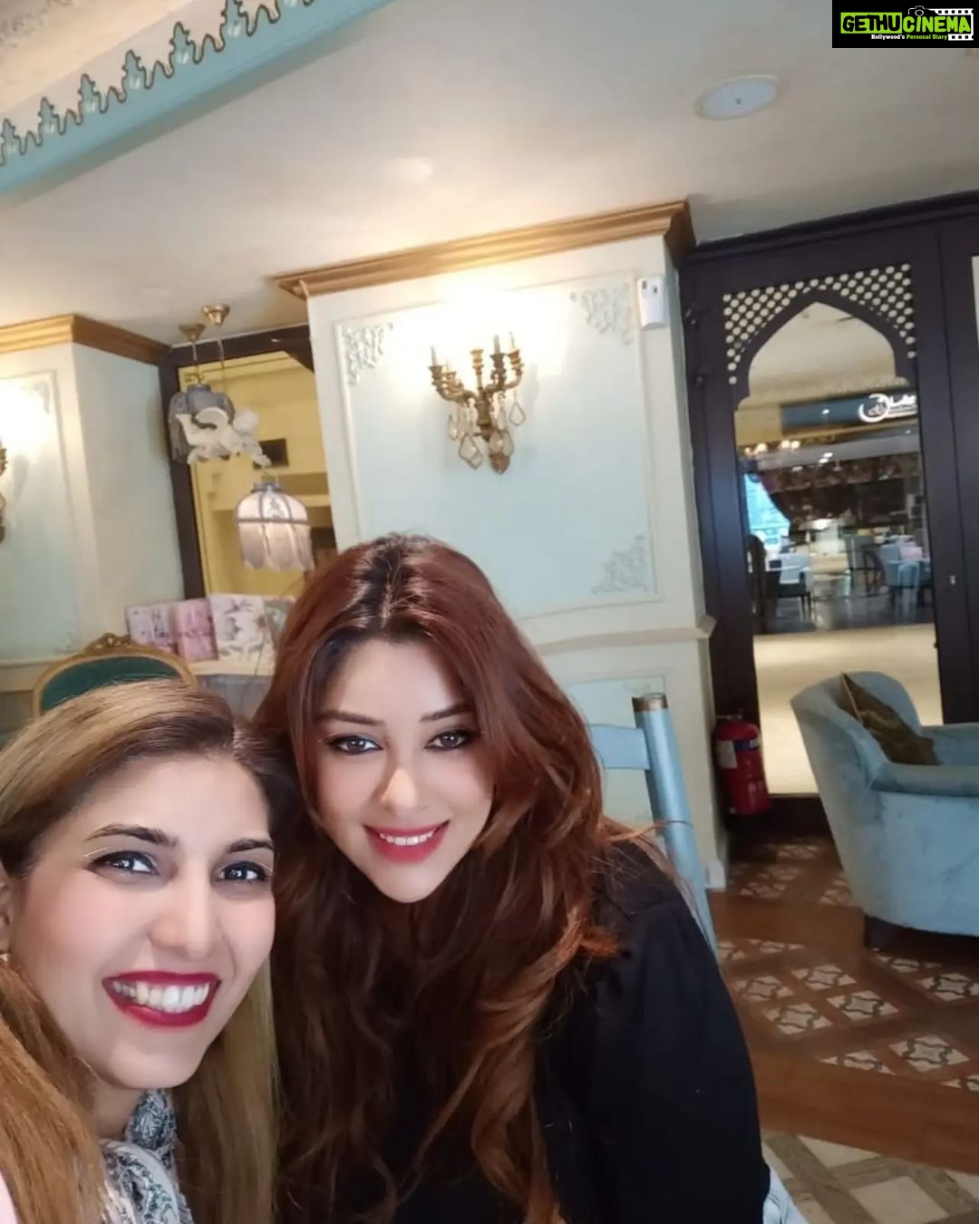 Payal Ghosh Instagram - It was lovely meeting you @aakankshanaval_aksn , you are such a great soul, had so much fun... Love always ❤️😘 #dubaidiaries #dubai #friends @soukalbahardubai Shakespeare and Co.