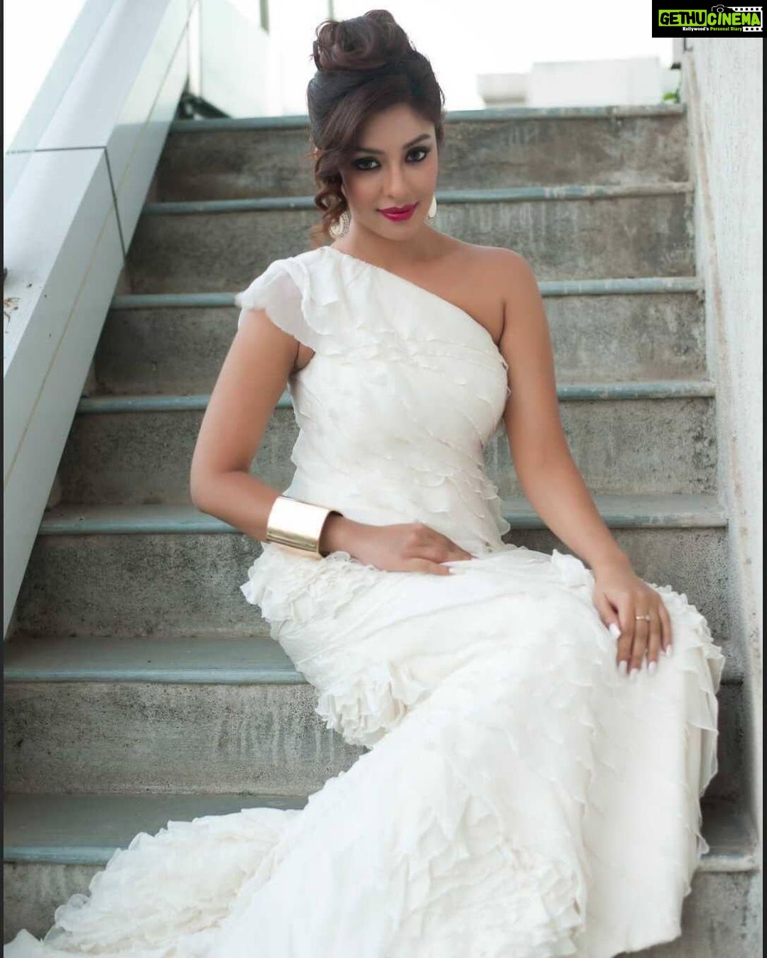 Payal Ghosh Instagram - #GIVE .. But don’t allow yourself to be used. #LOVE ...But don’t allow your heart to be abused.#TRUST ..But don’t be naive.#LISTEN .. But don’t lose your own voice.🖤🖤