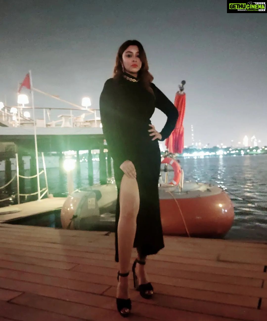 Payal Ghosh Instagram - I love #Dubai ,,, it's party time .... Black...black ...black..,🖤🖤 @qdsdubai .. #dubaidiaries #dubailove 🖤🖤 #blacklover 🖤🖤