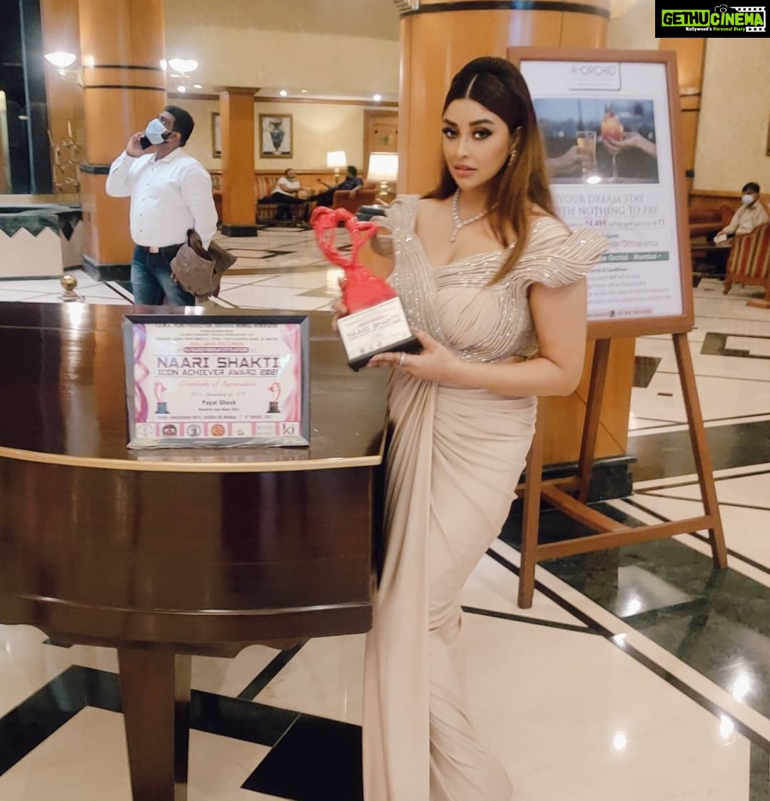 Payal Ghosh Instagram - Glad to receive Naari Shakti ICON achiever Award 🖤🖤 #awards #love Stylist : @akankshakawediastyle Outfit: @lapearl289 Jewellery: @aquamarine_jewellery MUH : @rajpardesi