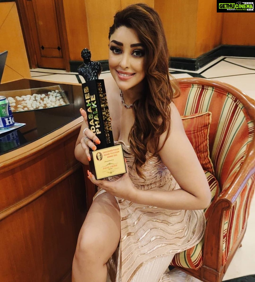 Payal Ghosh Instagram - Glad to receive Dadasaheb Phalke award #dadasahebphalkeawards 🖤🖤