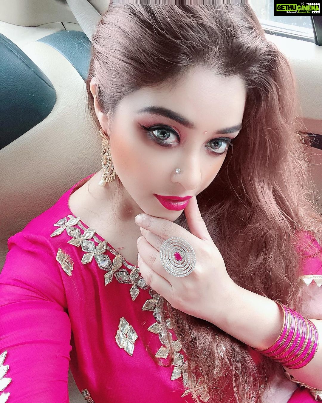 Payal Ghosh Instagram - Here it is, “When I was a kid and used to cry for @iamsrk my aunt told me, We are normal people & #SRK is superstar, our world can’t match them. Then I decided to make our (#SRK) world the same & I’m living every bit of the same world now. Eid Mubarak 🖤🖤 #eidmubarak #eiduladha #mubarak