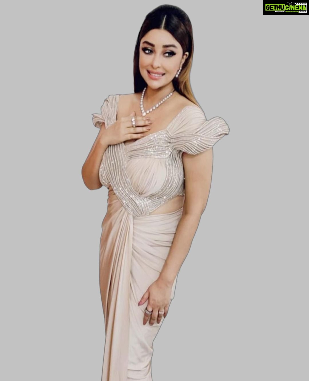 Payal Ghosh Instagram - If someone seriously wants to be part of your life, they will seriously make an effort to be in it. No Reasons. No Excuses. 🖤🖤 Stylist : @akankshakawediastyle Outfit: @lapearl289 Jewellery: @aquamarine_jewellery MUH : @rajpardesi @sardarjyoti