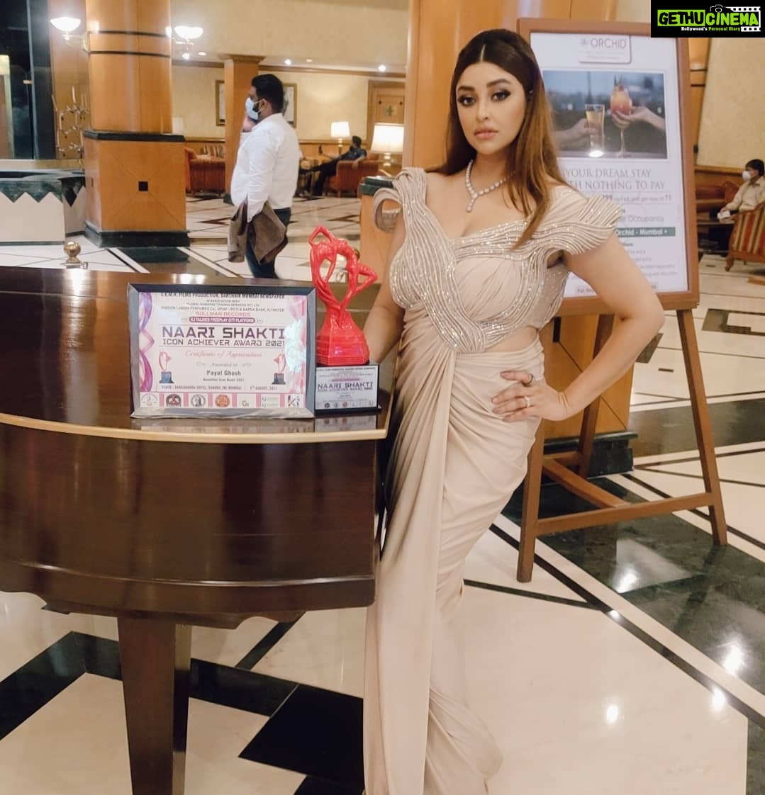 Payal Ghosh Instagram - Glad to receive Naari Shakti ICON achiever Award 🖤🖤 #awards #love Stylist : @akankshakawediastyle Outfit: @lapearl289 Jewellery: @aquamarine_jewellery MUH : @rajpardesi