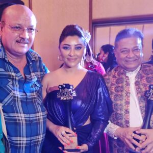 Payal Ghosh Instagram - Thanks to Global India for bestowing the star of the year award, from Indian Star,'s  award 🖤🖤 #bollywood #india