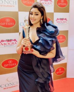 Payal Ghosh Instagram - A huge thank you to the Options group @Internationalnetwork_ f for awarding me the "Woman of the year" for work in the field of covid relief during the pandemic. This absolutely humbles me to the core and also encourages me to do even better for society. Honored to be receiving this award from the MLA Shri Mangesh Kudalkar ❤️❤️#womanoftheyear #covidwarriors #love 🖤🖤