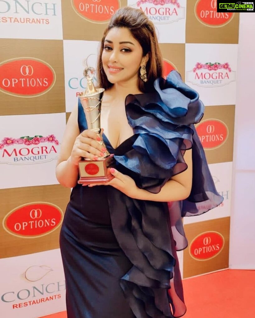 Payal Ghosh Instagram - A huge thank you to the Options group @Internationalnetwork_ f for awarding me the "Woman of the year" for work in the field of covid relief during the pandemic. This absolutely humbles me to the core and also encourages me to do even better for society. Honored to be receiving this award from the MLA Shri Mangesh Kudalkar ❤❤#womanoftheyear #covidwarriors #love 🖤🖤