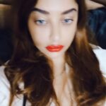 Payal Ghosh Instagram - @iamsrk #chuva 🖤🖤why you had to make me so romantic, why??? Why you taught me through your films Pyar ek hi baarhota hai,, Why??? #iworewhite #love 🖤🖤 #haimainmarjawan #Srk #srkian
