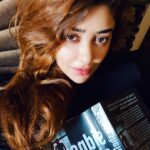 Payal Ghosh Instagram - As soon as I opened this book, Bhaiya is like again Sidney , me like 😂😂😂😂 #booklover #oldschool #smellthepagesofabook 🖤🖤