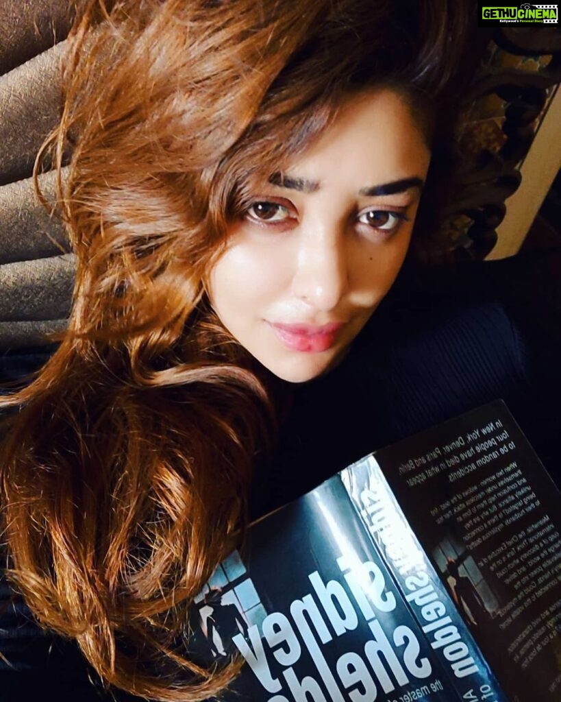 Payal Ghosh Instagram - As soon as I opened this book, Bhaiya is like again Sidney , me like 😂😂😂😂 #booklover #oldschool #smellthepagesofabook 🖤🖤