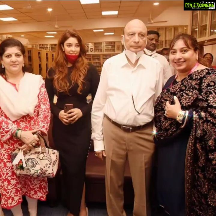 Payal Ghosh Instagram - Honored to be the guest of honor alongside Shri Sharmila Raj Thackeray for the vaccination drive organized by Mr and Mrs. Rizvi. It's a very important thing during the current pandemic. Let's all get vaccinated whenever the opportunity arises.