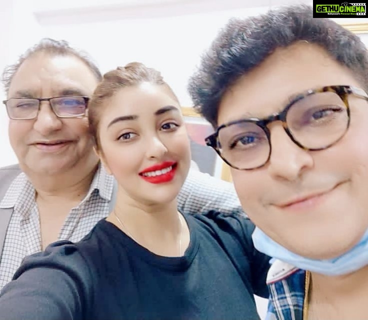 Payal Ghosh Instagram - After seeing the edit of some scenes and our romantic song with @krushna30 .. I’m on cloud nine,,,!!! A blockbuster is on its way to conquer the World with me as it’s soul.. 🖤🖤 Happy Picture with my director and producer..!! #ashoktyagi @rajeevcreations