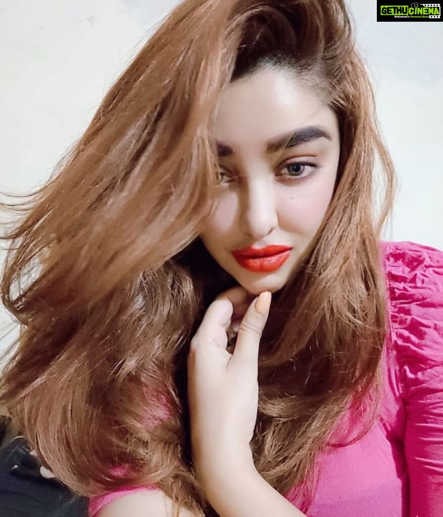 Payal Ghosh Instagram - When people say .. you have lovely hair too.. me like... 🤩🥳 #selflove #womenwillbewomen #makeup #style #accessories etc.. 🖤🖤