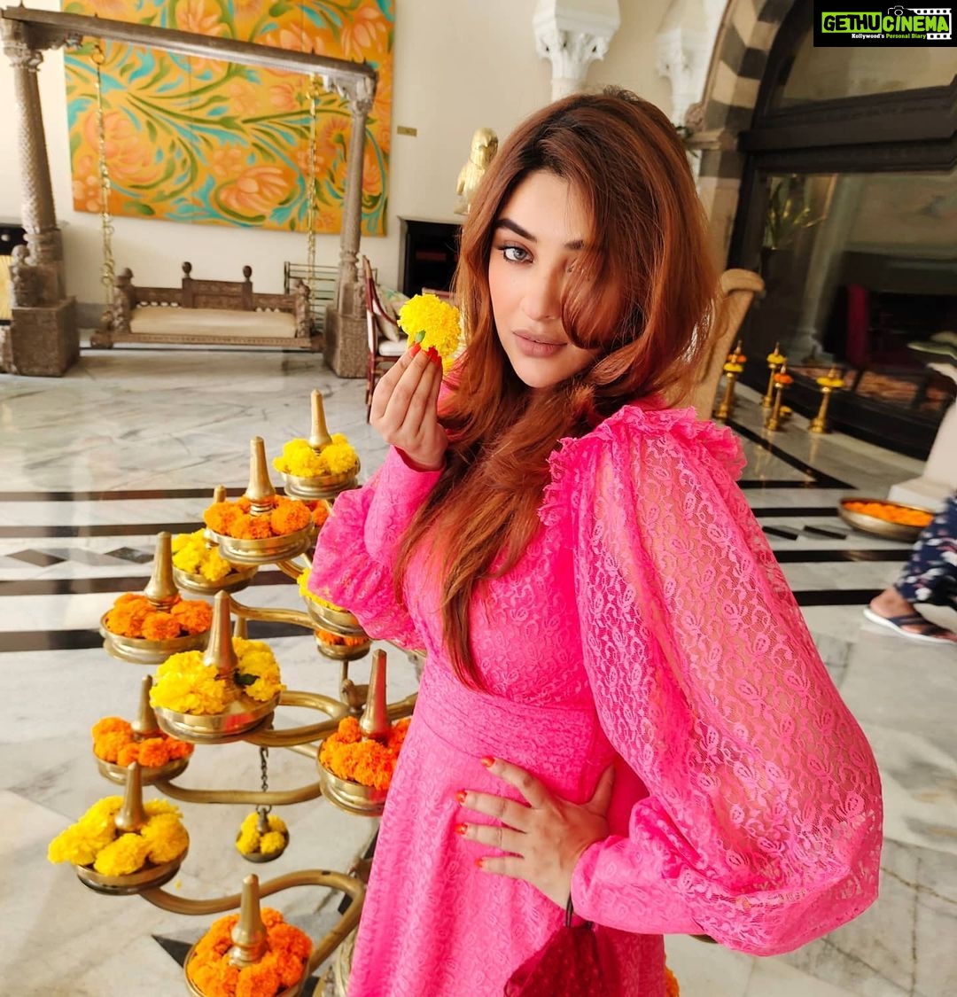 Payal Ghosh Instagram - When you know your worth , don't settle for anything which don't even match your class .. Period...!!! #live #laugh #love 🖤🖤 The Taj Mahal Palace, Mumbai