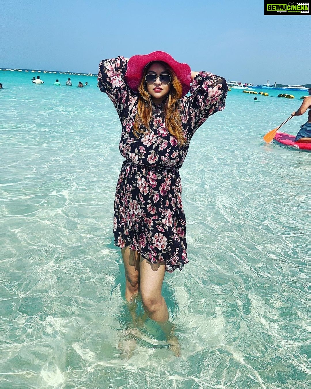 Payal Ghosh Instagram - A day on the beach 😍🖤🥳🫢 #coralisland #beachvibes #payalghosh #thailand #pattaya Coral Island Pattaya