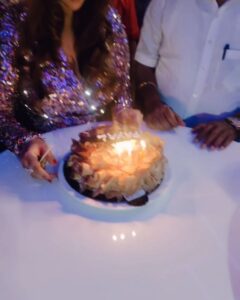 Payal Ghosh Instagram - Thank you so much @dr.ramdasathawale sir and it truly is a happy birthday indeed 🎊🎊 @clubdragofficial #love🖤