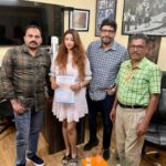 Payal Ghosh Instagram – Super excited to receive this gr8 lovely b’day gift of a new film titled #Shaque-TheDoubt as leading lady role opp @krushna30 ,prod n directed by @rajeevcreations  and producers Rajeev Chaudhari Rekha Surendra Jagtap n Avantika Dattarey Patil😇🧡😇@surendrapopatjagtap 🎊🎈