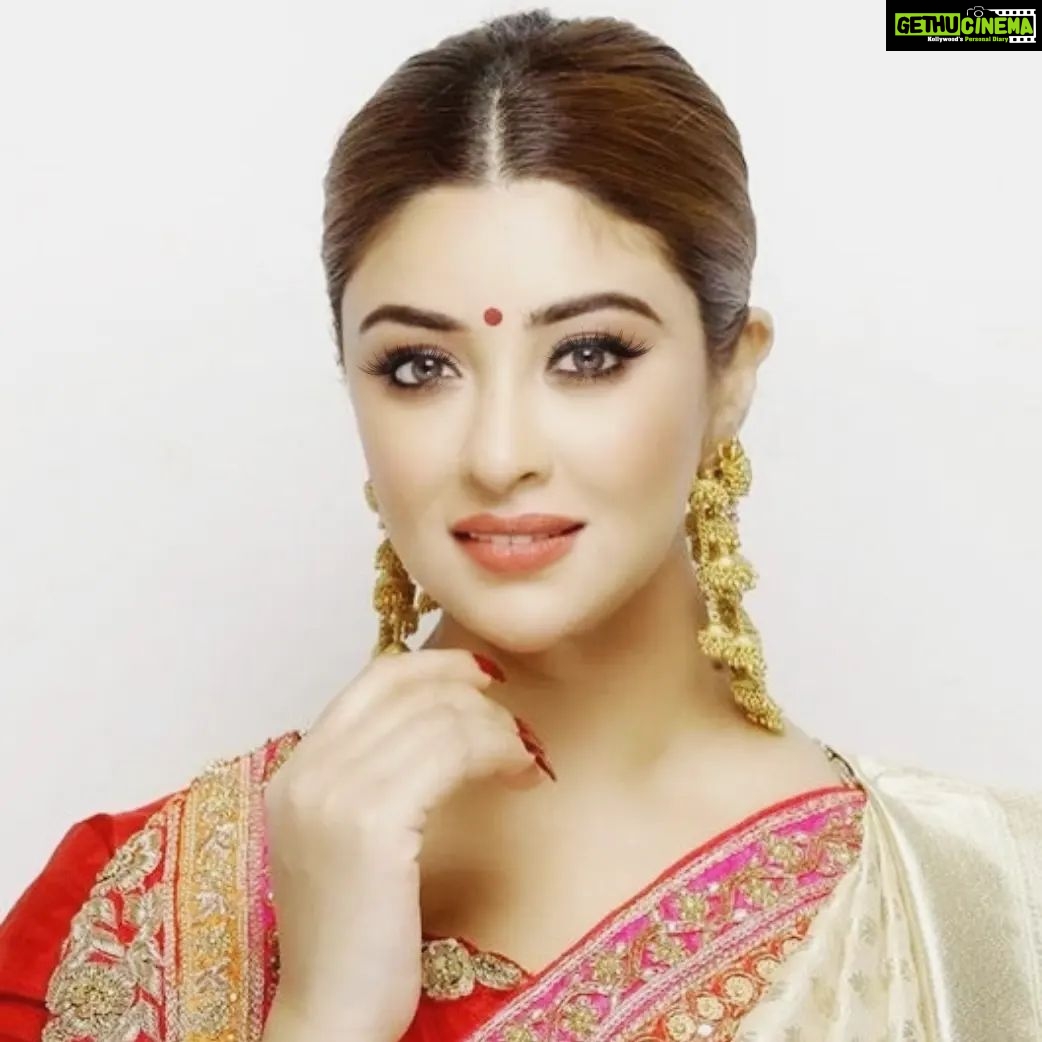 Payal Ghosh Instagram - The ninth day, i.e. Mahanavmi, is dedicated to the ninth form of Goddess Durga, Maa Siddhidatri.It is believed that Goddess Durga killed the demon Mahishasura on this day, and hence she is also known as Mahishasura Mardini. #MahaNavami 🕉️ 🙏🏻