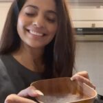 Pooja Sawant Instagram - My guest appearance in my kitchen 👩‍🍳 Sunday special ♥️ I was trying to make a smoothie with a little help of my master chef @ruchira______