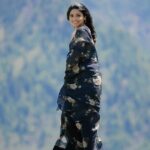 Pooja Sawant Instagram - A breeze is the gift of nature to awaken your soul 💫 ‘Chal ab wahan’ our new song is out .. link in bio 🌸 Styled by @trushala_nayak Saree by @moresha_sameera_dalvi