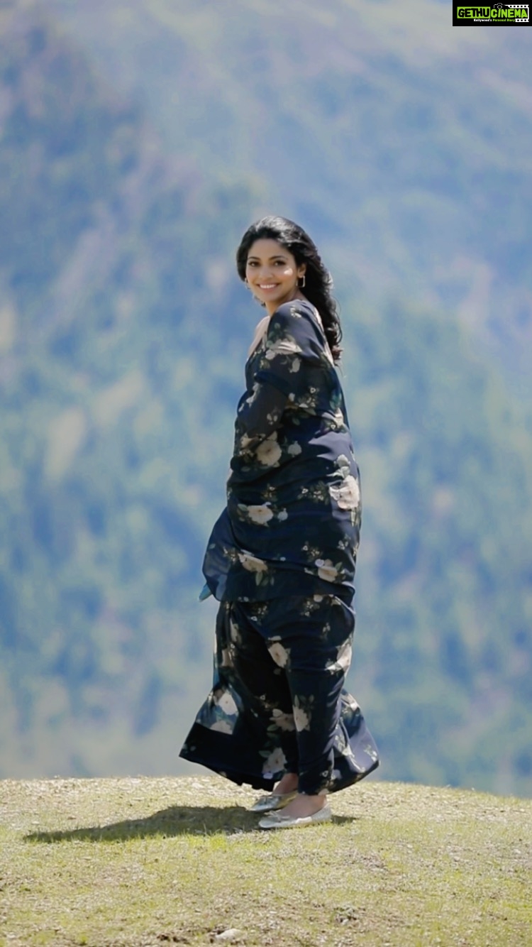 Pooja Sawant Instagram - A breeze is the gift of nature to awaken your soul 💫 ‘Chal ab wahan’ our new song is out .. link in bio 🌸 Styled by @trushala_nayak Saree by @moresha_sameera_dalvi