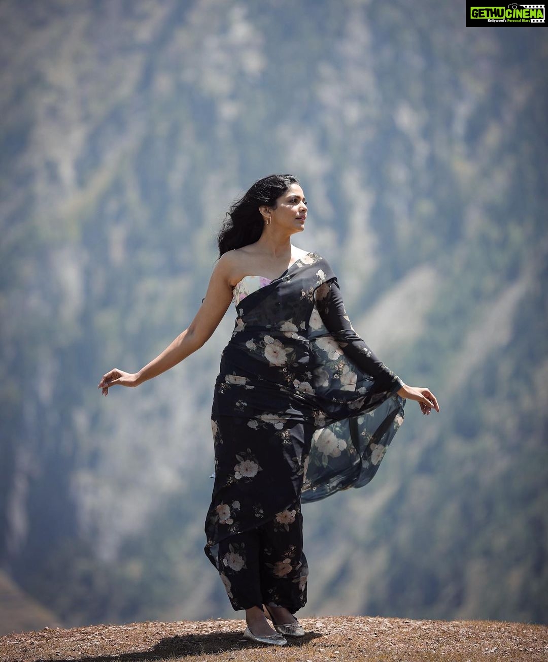 Pooja Sawant Instagram - Song is coming tomorrow.. chal ab wahan 💫✨ @videopalaceindia Saree by @moresha_sameera_dalvi Styled by @trushala_nayak