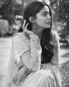 Pooja Sawant Instagram - Sunday picture 🖤🤍
