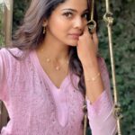 Pooja Sawant Instagram - Do I look floral enough?🌸 Right now I’m obsessed with these beautiful Chafa inspired pieces from Candere by Kalyan Jewellers!😍 @canderejewellery Go on! Experience the bling for yourself at their very first Experience Centre at Infiniti Mall, Malad💎