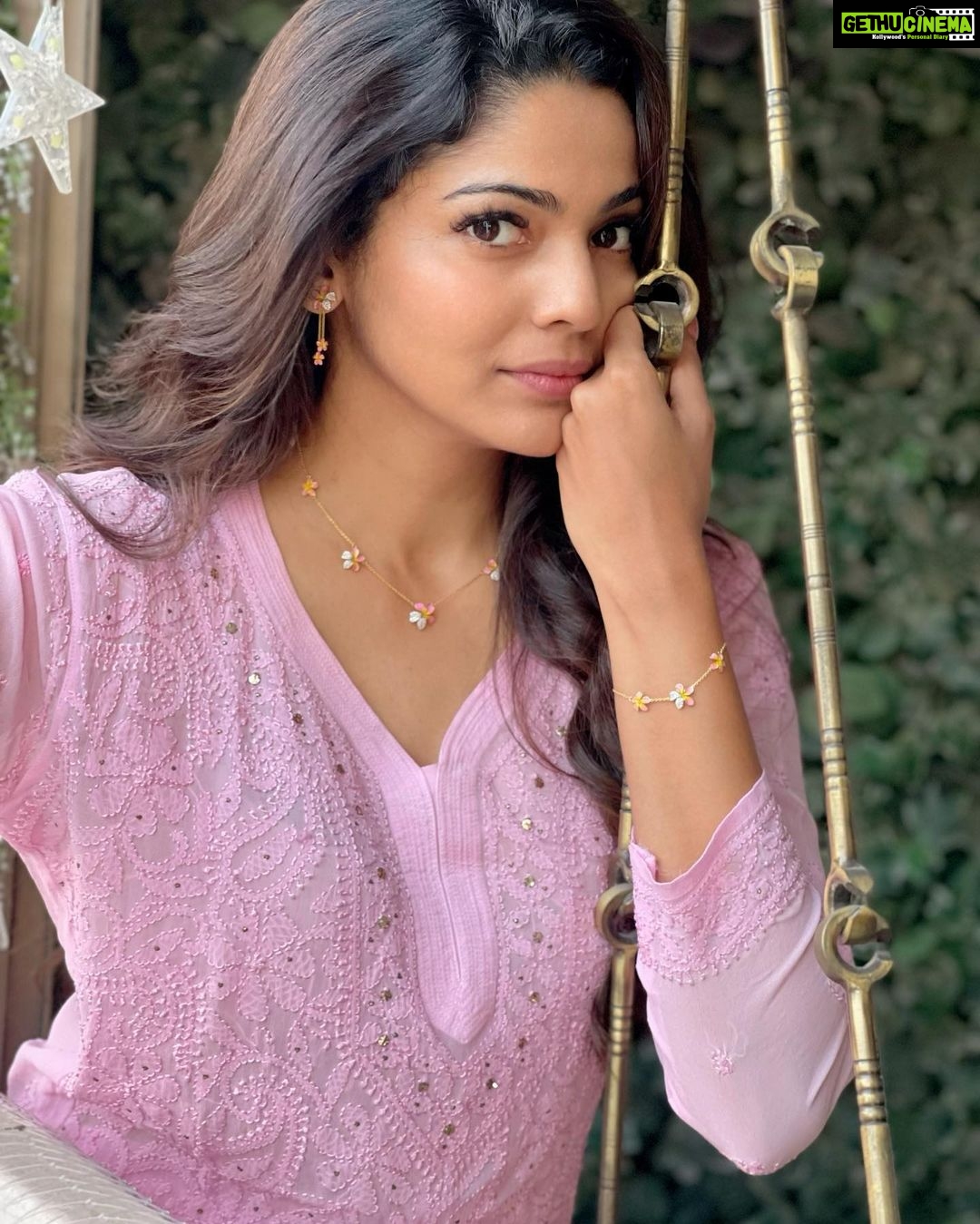 Pooja Sawant Instagram - Do I look floral enough?๐ธ Right now Iโm obsessed with these beautiful Chafa inspired pieces from Candere by Kalyan Jewellers!๐ @canderejewellery Go on! Experience the bling for yourself at their very first Experience Centre at Infiniti Mall, Malad๐