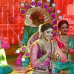 Pooja Sawant Instagram - स्वर्गीय सुलोचनाताई चव्हाण यांना मानवंदना देण्याचे भाग्य मला लाभले ह्या पेक्षा मोठे काहीच नाही 🙏🏻 ह्यासाठी मी महाराष्ट्र टाइम्स चे मनःपुर्वक आभार मानते 🌸 @ashishpatil_the_lavniking thank you very much for brilliantly choreographing this act ♥️ Watch my performance today in म टा सन्मान २०२३ on @sunmarathi