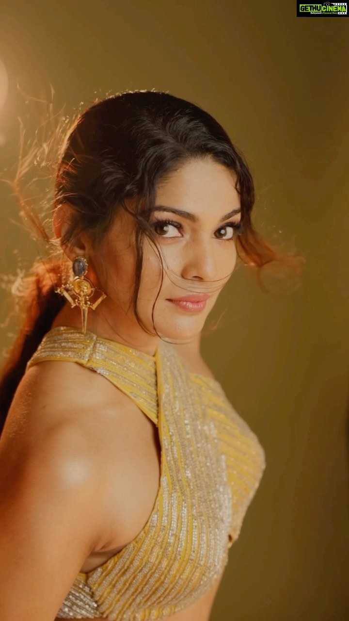 Pooja Sawant Instagram - You are enough.. A thousand times enough 💫 Styled by @trushala_nayak Outfit by @rajgharana.rg Jewellery by @the_jewel_gallery Make up by @muabyshailesh Hair @makeupandhair_by_anita