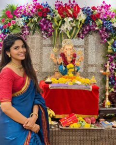 Pooja Sawant Instagram - आम्हावर राहो तुझी कृपा सावली तूच बाप, बंधू सखा तूच माउली 🌺