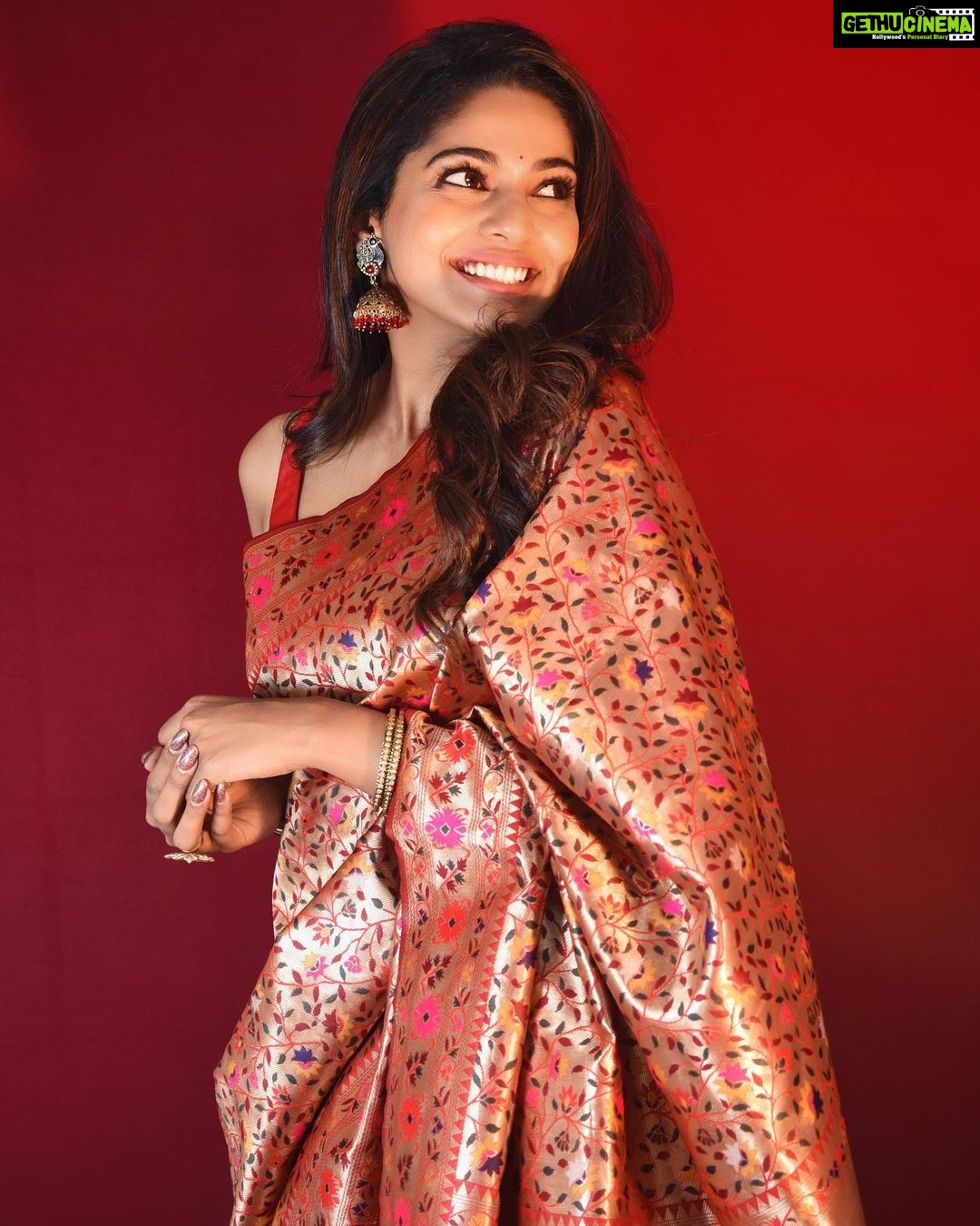 Pooja Sawant Instagram - Being colourful ✨💫 Saree by @saipaithani09 Make up by @vrushti_harkare Shot by @sarrikaaaaaa
